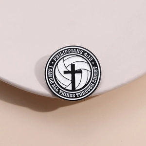 Minimalistische schwarze Kreuz- und Volleyball-Emaille-Brosche mit Bibelvers-Text