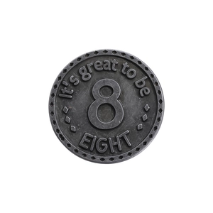 Distintivo vintage in metallo con numero 8 in rilievo e scritta 'It's great to be EIGHT'