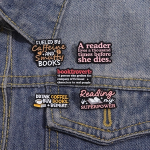 Lot de 5 broches en émail café et lecture sur veste en jean avec livres et tasses