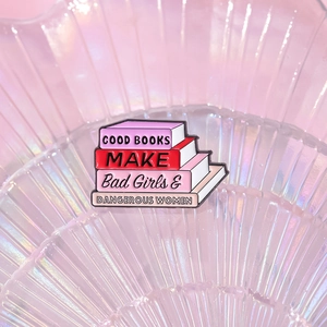 Pin's en émail rose Good Books en alliage de zinc avec design de livres empilés