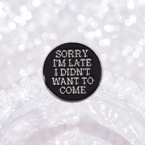Broche ronde en émail avec texte Sorry I'm Late, badge argent et noir sur verre