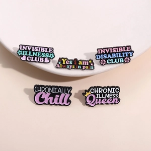 Lot de cinq épingles en émail avec slogans inspirants en anglais dans des tons pastel doux