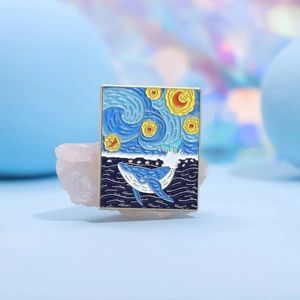 Broche émaillée artistique Van Gogh Nuit Étoilée avec une baleine sur les vagues