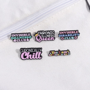 Set de 5 pin's Invisible Disability Club avec phrases motivantes sur toile blanche