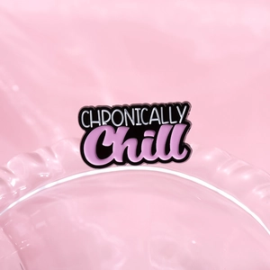 Épingle en émail Chronically Chill avec texte motivant sur fond rose à ondulations