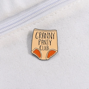 Insigne en émail humoristique Granny Panty Club sur fond en toile blanche