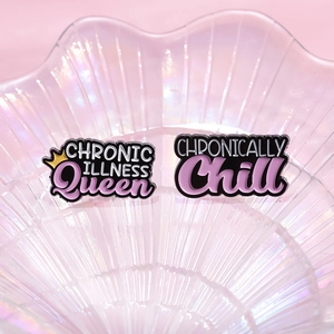 Lot de pins en émail avec slogans Chronic Illness Queen et Chronically Chill sur coquillage