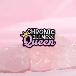 Broche en émail Chronic Illness Queen colorée avec couronne dorée sur cristal rose