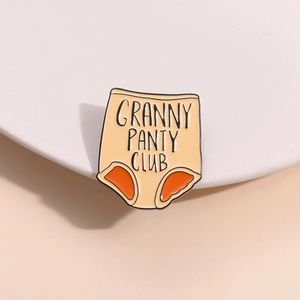 Épingle en Émail Funny Granny Panty Club Broche en Alliage de Zinc Humoristique Badge pour Vêtements Sacs Sac à Dos Décoration