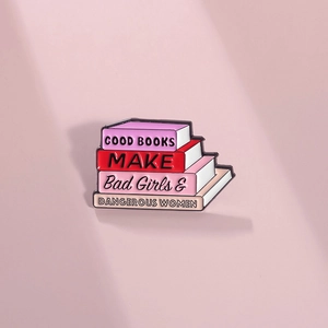 Pin's en émail en forme de livres roses avec design Good Books sur fond pastel