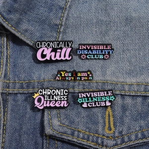 Lot de 5 pin's en émail avec citations motivantes sur fond en denim pour vêtements