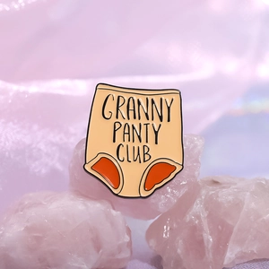 Épinglette créative en émail avec slogan Granny Panty Club sur quartz rose