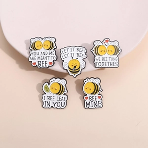 Set di 5 spille in smalto a forma di ape carina con giochi di parole creativi in inglese