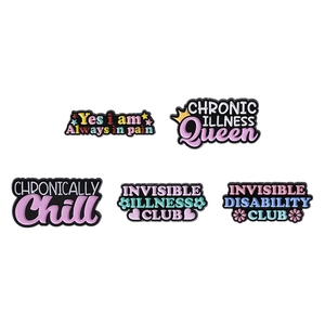 Set de 5 broches émaillées avec citations inspirantes et motifs cœur et étoile sur fond blanc