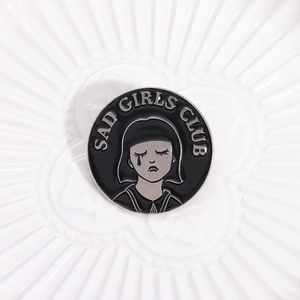 Καρφίτσα σμάλτου Sad Girls Club με εικονογράφηση δροσερού κοριτσιού σε μαύρο και ασημί