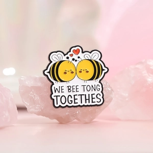 Spilla smaltata con api cartone animato e scritta „WE BEE LONG TOGETHER” su cristallo