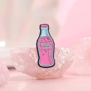Épinglette émaillée bouteille de soda avec design Happy Juice sur cristal rose