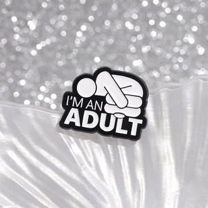 Pin's en émail noir et blanc avec texte I'm An Adult et design minimaliste drôle