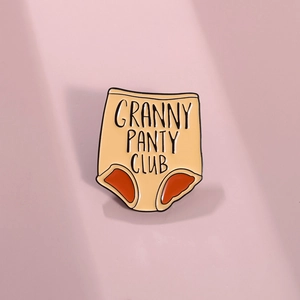 Insigne en émail amusant Granny Panty Club avec un design de sous-vêtements rétro