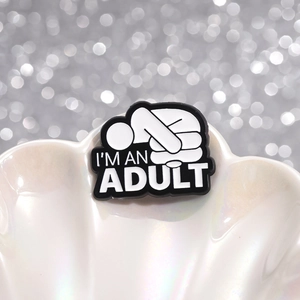 Insigne amusant en émail noir et blanc avec texte I'm An Adult et figurine sur coquille