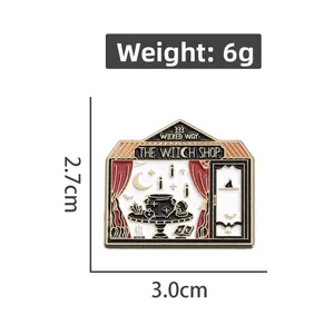 Detailansicht der Witch Shop Emaille-Anstecknadel mit Maßen 3,0 cm x 2,7 cm und 6 g Gewicht