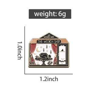 Detailansicht der Emaille-Anstecknadel The Witch Shop mit Maßen 1,0 x 1,2 Zoll und 6g Gewicht