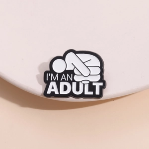 Broche créative en émail blanc en forme de personnage avec texte I'M AN ADULT épuré