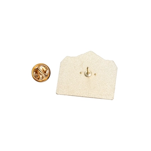 Detailansicht der goldenen Metall-Anstecknadel mit passendem Schmetterlingsverschluss