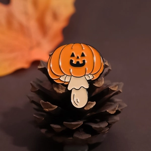 Süße Halloween-Emaille-Anstecknadel mit Pilz-Kürbis-Motiv auf rustikalem Zapfenhintergrund