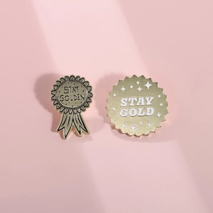 Stay Gold Stay Golden Spilla in Smalto Lega Creativa Medaglia Rotonda Personalizzata Distintivo Spilla da Risvolto Gioielli Accessorio per Donna Uomo