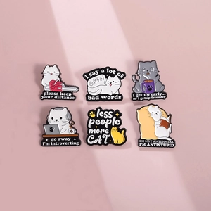 Set di 6 spille in smalto a forma di gatto con frasi divertenti su sfondo rosa