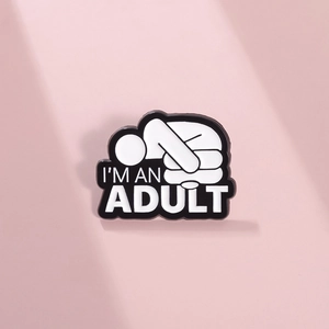 Pin's en émail minimaliste avec figurine recroquevillée et texte I'M AN ADULT en noir