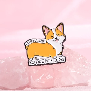 Leuke Corgi emaille speld met tekst Life is short so are my legs op roze decoratie