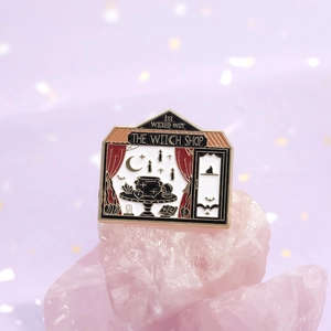 Witch Shop Emaille Pin mit Kristallen und Hexenkessel auf rosa Quarzstein