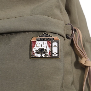 Detail der The Witch Shop Emaille-Anstecknadel an einem grünen Canvas-Rucksack