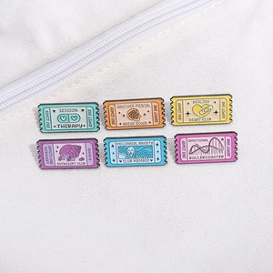 Lot de 6 pins en émail sur la santé mentale avec designs de tickets sur un sac en toile