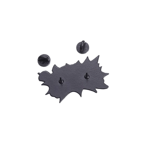 Vue détaillée du dos d'un badge anime avec deux épingles et fermoirs en caoutchouc noirs