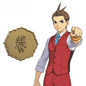 Gros plan détaillé du badge métallique Ace Attorney avec un blason en bronze embossé