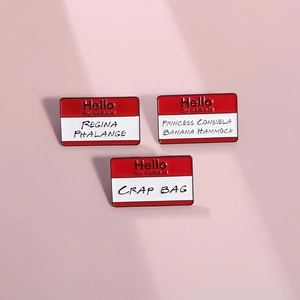 Set de 3 pines de esmalte rojo con etiquetas de nombre de frases clásicas de Friends