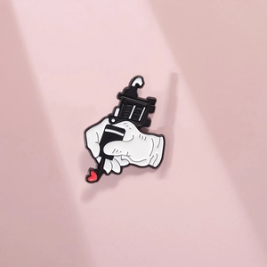 Pin's émaillé machine à tatouer créative avec main et cœur sur fond rose