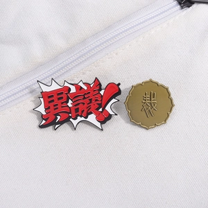 Détail de pins émaillés Ace Attorney avec texte sur un sac en toile blanche