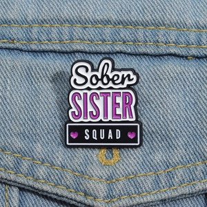 Detail der Sober Sister Squad Emaille-Anstecknadel an einer Jeansjacke als Accessoire