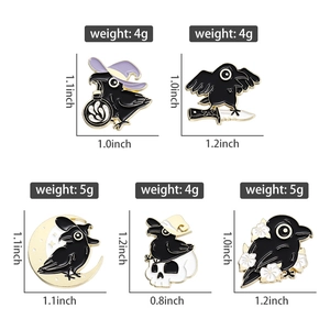 Detailansicht der Gothic-Raben-Emaille-Pins mit Größen- und Gewichtsangaben im Shop