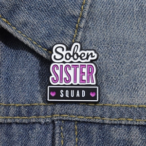 Sober SISTER SQUAD Emaille-Anstecknadel mit lila Herzen auf blauem Denim-Stoff