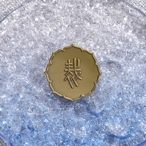 Broche en forme de lotus en or mat avec caractère chinois gravé pour accessoire vêtement