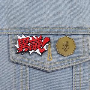 Détail de pins émaillés de jeu de dessin animé rouge avec texte sur une veste en jean