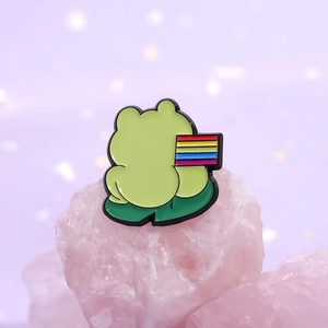 Lindo broche de esmalte de rana de dibujos animados con bandera arcoíris sobre un loto