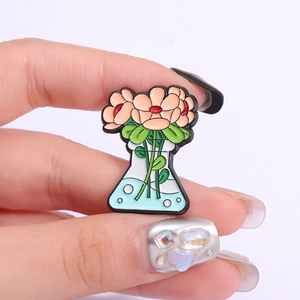 Künstlerische Emaille-Brosche mit Blumen im chemischen Kolben für Rucksack-Dekoration