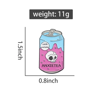 Vue détaillée du pin's en émail Anxietea en forme de canette avec crâne et dimensions