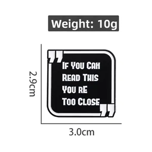Quadratische schwarze Emaille-Anstecknadel mit weißem Text, Größe 3,0x2,9 cm, Gewicht 10g